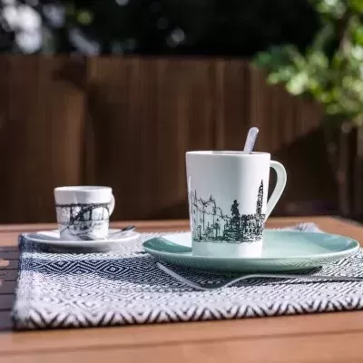 Caneca Porto em porcelana branca ilustrando a Avenida dos Aliados. Ideal para decoração de mesa