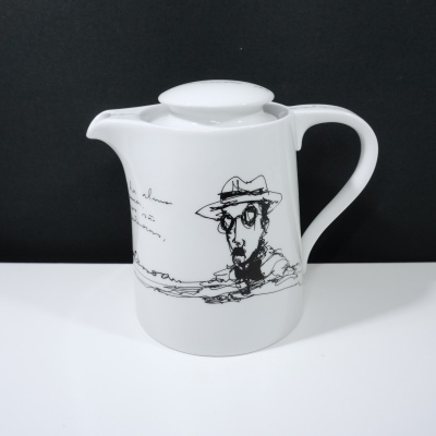 Chaleira branca de porcelana com desenho preto de homem com chapéu