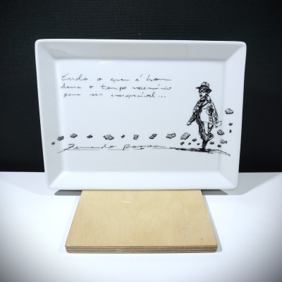 Prato branco com desenho e texto a preto de Fernando Pessoa