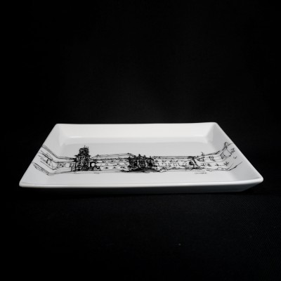 Prato retangular branco com decoração preta de linhas musicais e figura artística