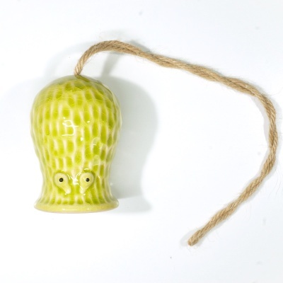 Sino decorativo em cerâmica verde com padrão texturizado e olhos salientes com corda de juta