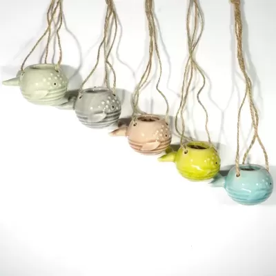 Cinco suportes suspensos de cerâmica em formato de peixe-balão nas cinco cores disponíveis
