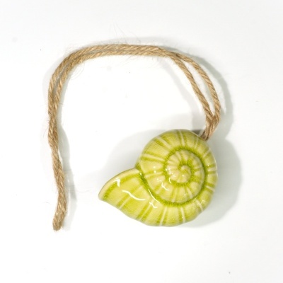 Adorno em cerâmica verde em forma de concha com cordão de corda para pendurar