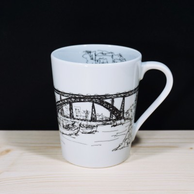 Caneca branca com desenho preto de ponte e barcos