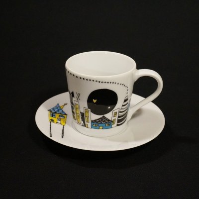 Conjunto de chávena e pires brancos com padrão colorido e desenho estilizado