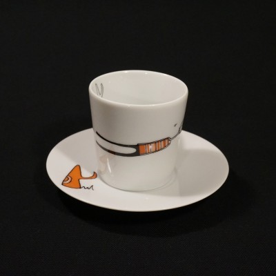 Chávena e prato de café brancos com desenho de gato e peixe.