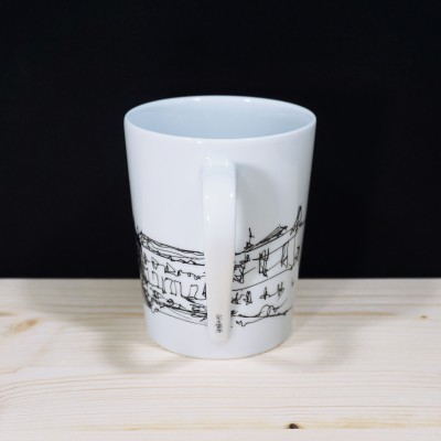 Caneca branca em cerâmica com desenho urbano a preto