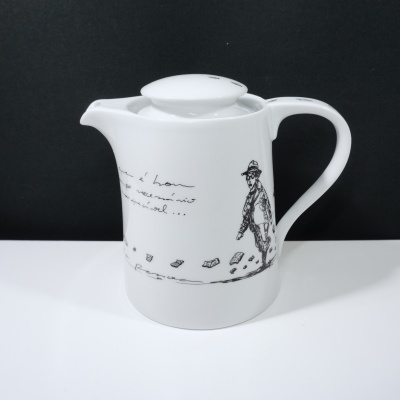 Bule de porcelana branco com desenho preto de homem e livros