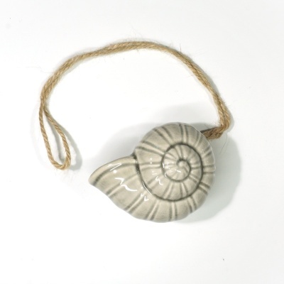 Pingente decorativo concha marinha em cerâmica bege com corda