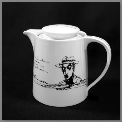 Jarro de cerâmica branco com desenho preto de homem e texto manuscrito