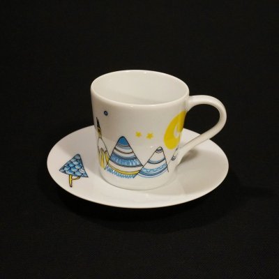 Chávena e pires de porcelana com desenhos de montanhas, árvore e lua em azul e amarelo
