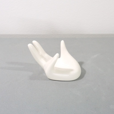 Suporte para anéis branco em cerâmica em forma de mão estilizada