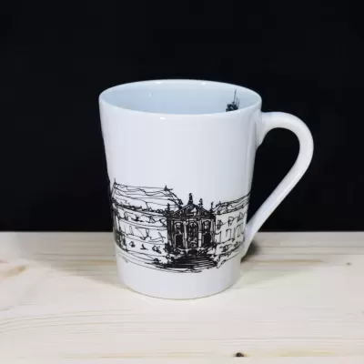 Caneca de porcelana branca com uma ilustração artística a traço preto da UniversIdade de Coimbra