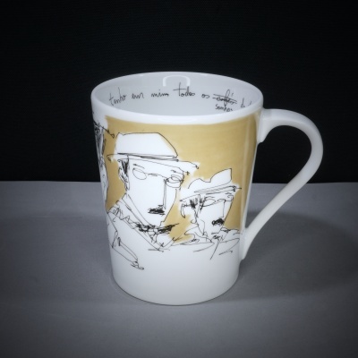 caneca de porcelana branca com desenho de dois homens e texto manuscrito