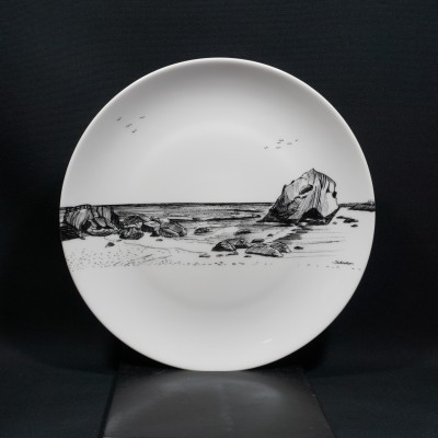 Prato branco com ilustração preta de costa com rochas e pássaros