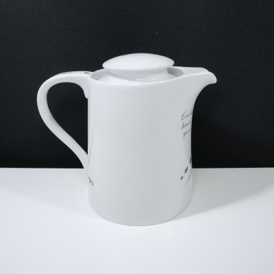 Jarra branca de cerâmica com tampa e texto manuscrito