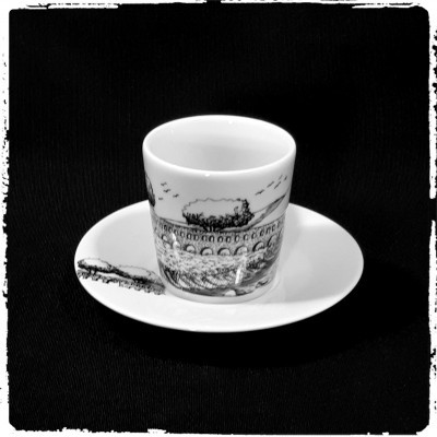 Chávena de porcelana branca com padrão preto de paisagem e pires branco