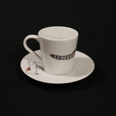 Chávena de café branca com padrão colorido e pires combinando sobre fundo preto