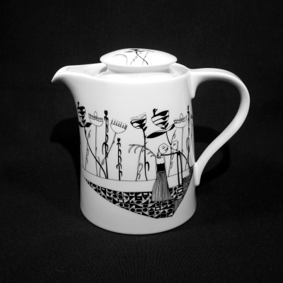 Bule de cerâmica branco com padrão preto de figuras estilizadas e plantas