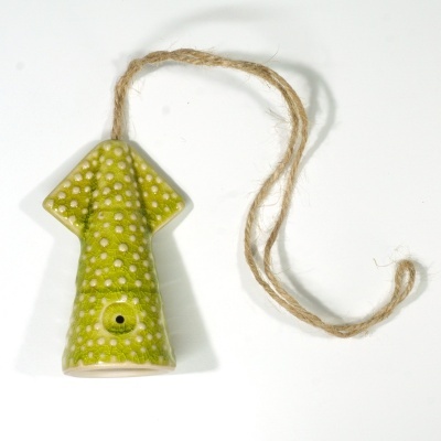 Peça decorativa de cerâmica verde com corda para pendurar