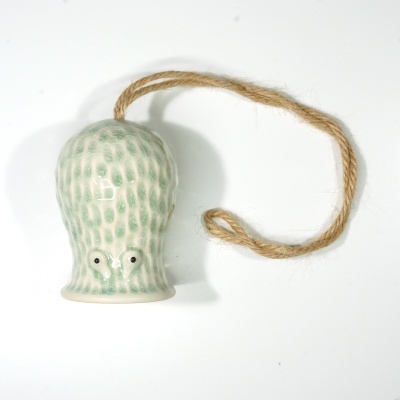 Sino decorativo em cerâmica com cordão de juta