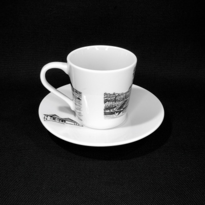 Chávena e pires brancos com estampas em preto de paisagens