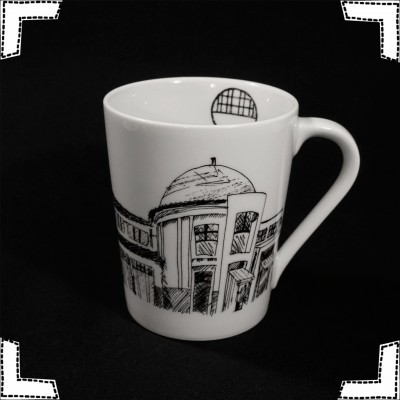 Caneca branca com desenho a preto de um edifício com cúpula.