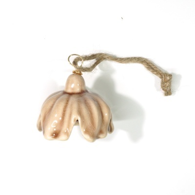 Adorno pendente em cerâmica bege com cordão de juta
