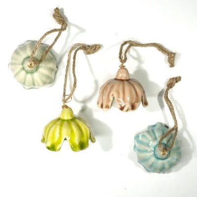 Enfeites decorativos em cerâmica vidrada com cordas de juta