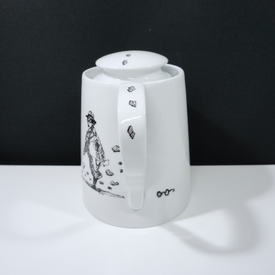 Bule branco em cerâmica com ilustração a preto