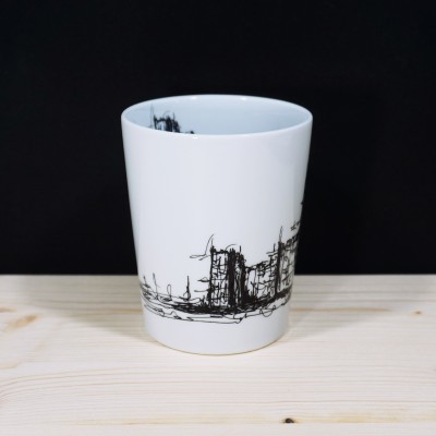 Copo branco de cerâmica com desenho urbano preto