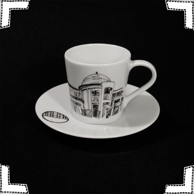 Conjunto chávena e pires porcelana branca com desenhos de edifícios a preto