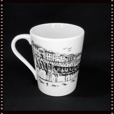 Caneca branca com desenho preto de paisagem urbana em fundo preto