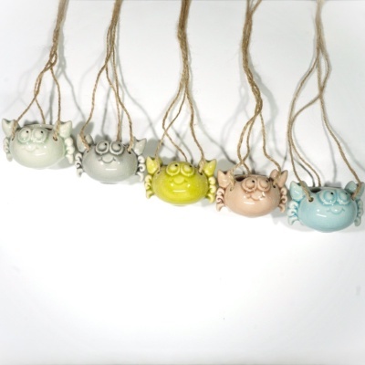 Cinco vasos cerâmicos coloridos em forma de caranguejo suspensos