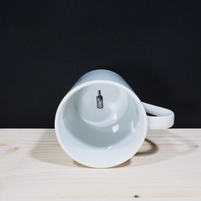 Caneca branca de cerâmica com desenho de garrafa no interior