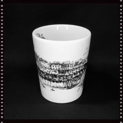 Caneca de porcelana com pega à esquerda, exibindo a ilustração detalhada à mão da Praia do Pescador