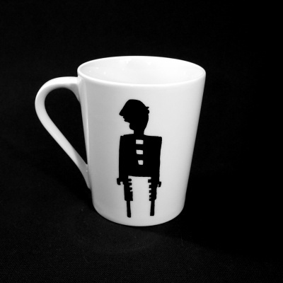 Caneca branca com desenho preto de figura humana