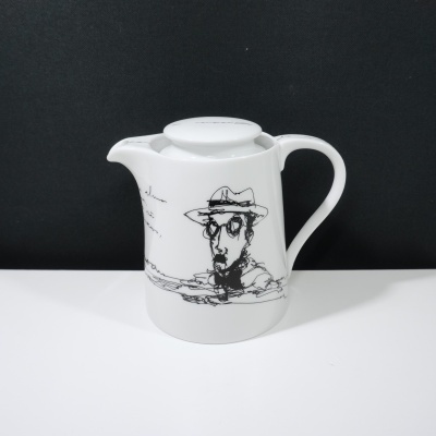 Jarro de cerâmica branco com desenho preto de homem de chapéu e óculos.