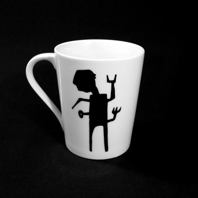 Caneca branca com desenho preto de figura humana estilizada