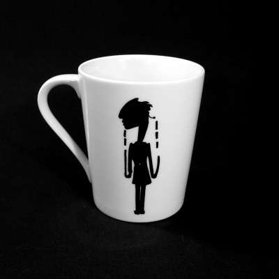 Caneca branca com desenho preto de figura feminina estilizada