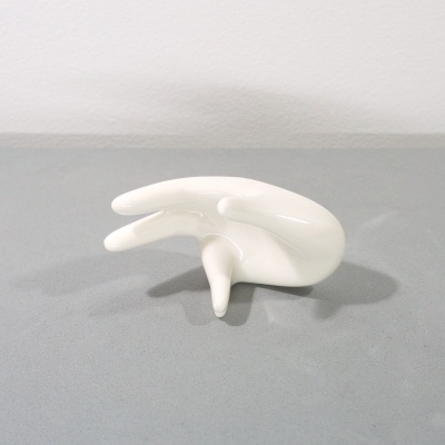 Escultura decorativa branca em cerâmica abstracta brilhante