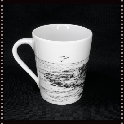 Caneca de cerâmica branca com desenho a preto de paisagem costeira