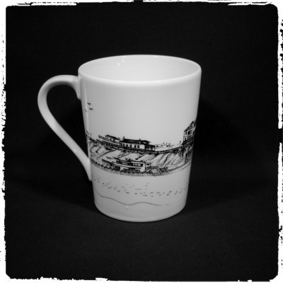 Caneca branca com desenho preto de paisagem costeira