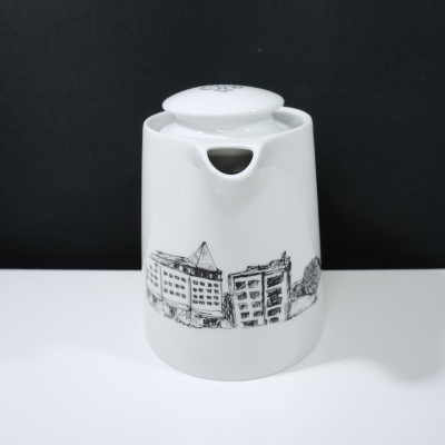 Chaleira branca de cerâmica com desenho de edifícios