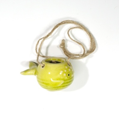 Vaso cerâmico verde em forma de peixe com corda para pendurar
