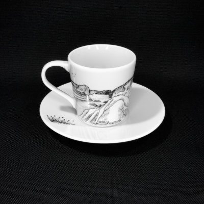 Conjunto de chávena e pires branco com desenho a preto de paisagem natural
