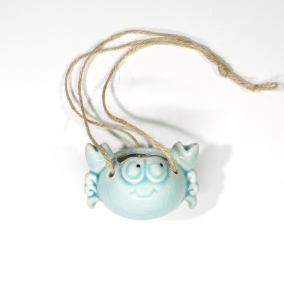 Vaso decorativo azul em cerâmica formato caranguejo com cordão de juta.