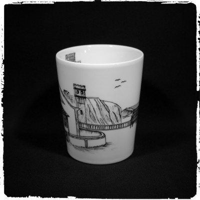 Copo de cerâmica com ilustração de paisagem costeira a preto e branco