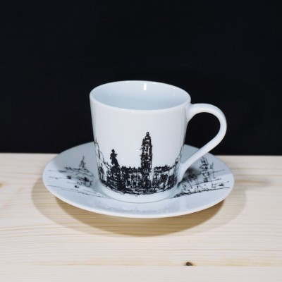 Conjunto de chávena e pires branca com padrão preto de edifícios e estátuas