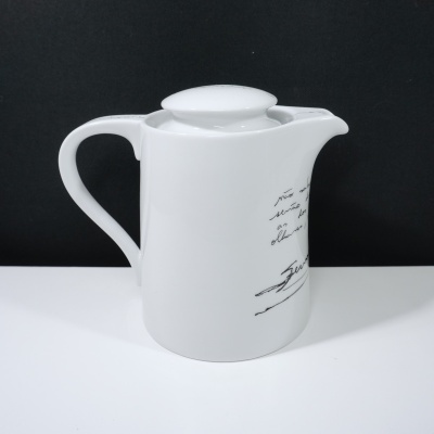 Jarro branco de porcelana com escrita preta e tampa